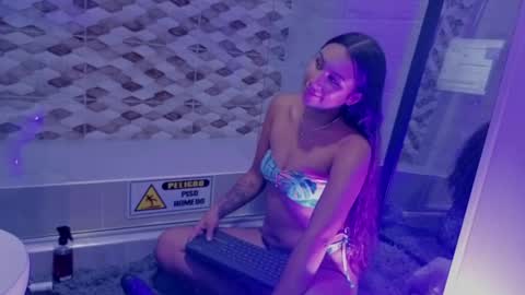 Snapshot of aura_verde chatting on May 15, 8:05 pm aura verde online show from May 15, 8:05 pm