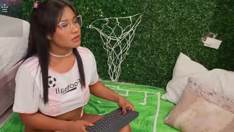 Snapshot of aurora_cruz chatting on June 12, 8:19 pm aurora_cruz online show from June 12, 8:19 pm