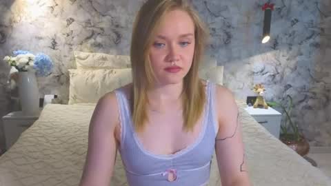 Snapshot of aurora_golden chatting on May 15, 12:45 pm Kate online show from May 15, 12:45 pm