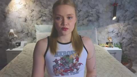 Snapshot of aurora_golden chatting on June 1, 12:29 pm Kate online show from June 1, 12:29 pm