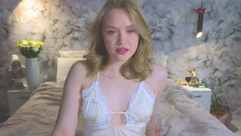 Snapshot of aurora_golden chatting on June 12, 8:35 am Kate online show from June 12, 8:35 am