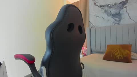 Snapshot of auroramartin2 chatting on October 23, 7:34 pm auroramartin2 online show from October 23, 7:34 pm