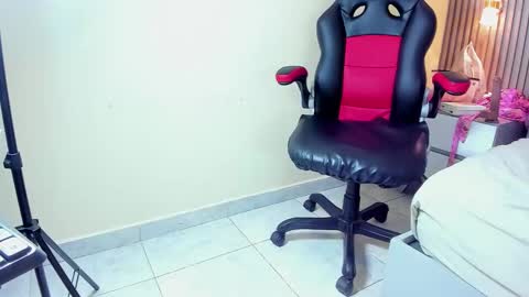 Snapshot of auroramartin2 chatting on November 7, 7:58 pm auroramartin2 online show from November 7, 7:58 pm