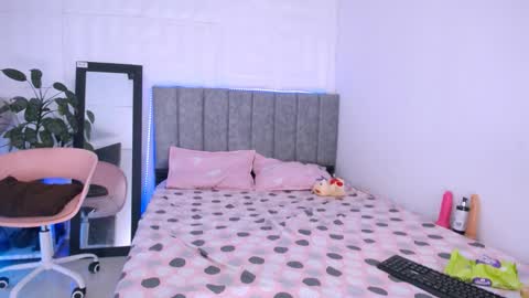 INSTAGRAM AURORA MCRY online show from October 31, 6:14 am