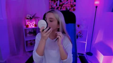 aurorawrenfield online show from September 12, 1:38 am