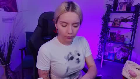 aurorawrenfield online show from September 25, 4:38 am