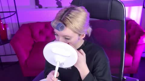 aurorawrenfield online show from March 17, 1:32 am