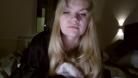 Snapshot of auroraxroses chatting on October 25, 4:57 pm AuroraXRoses online show from October 25, 4:57 pm