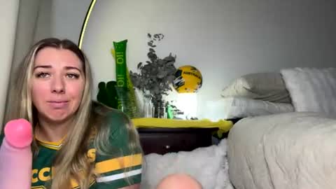 aussielulu online show from June 17, 2:36 am