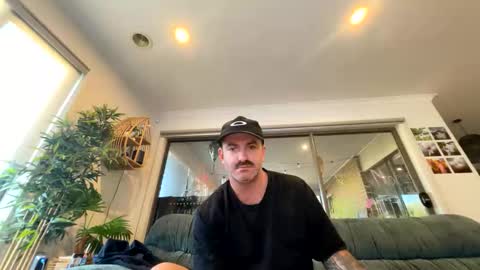 austintoner85 online show from April 25, 5:21 am