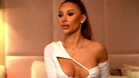 Ava online show from December 4, 1:59 am