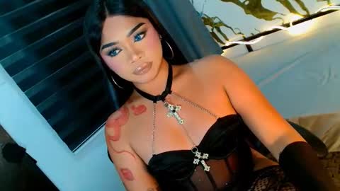 Snapshot of ava_lux chatting on June 18, 8:35 pm Ava online show from June 18, 8:35 pm