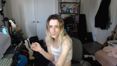 Snapshot of ava_reinhart_999 chatting on April 10, 8:46 pm Ava online show from April 10, 8:46 pm