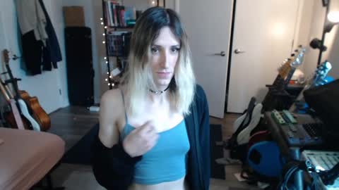 Snapshot of ava_reinhart_999 chatting on May 14, 8:04 pm Ava online show from May 14, 8:04 pm
