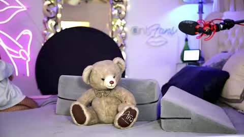 Snapshot of avalonnfoxx chatting on December 15, 7:23 am AvalonnFoxx online show from December 15, 7:23 am