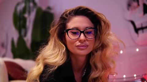 Snapshot of avamaddisson chatting on November 24, 4:01 am Ava online show from November 24, 4:01 am