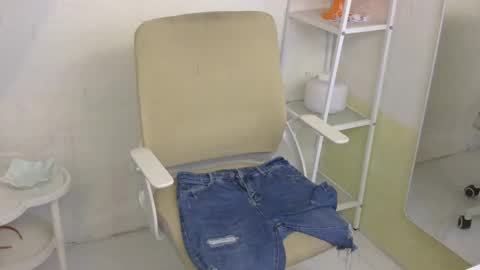 Snapshot of averageuncut1 chatting on January 31, 7:11 pm Rhian online show from January 31, 7:11 pm