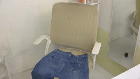 Snapshot of averageuncut1 chatting on February 2, 5:17 am Rhian online show from February 2, 5:17 am