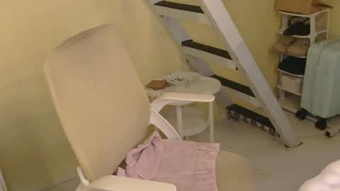 Snapshot of averageuncut1 chatting on February 15, 4:09 am Rhian online show from February 15, 4:09 am