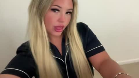 Snapshot of averybabyyx chatting on June 1, 8:05 am ur gf online show from June 1, 8:05 am