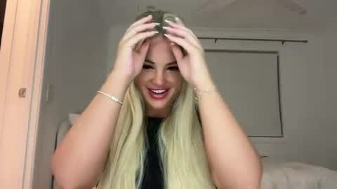 Snapshot of averybabyyx chatting on June 8, 8:04 am ur gf online show from June 8, 8:04 am