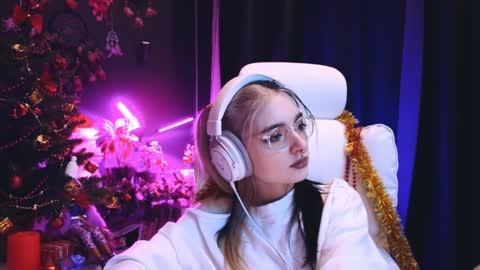 Avriel online show from December 11, 1:15 am