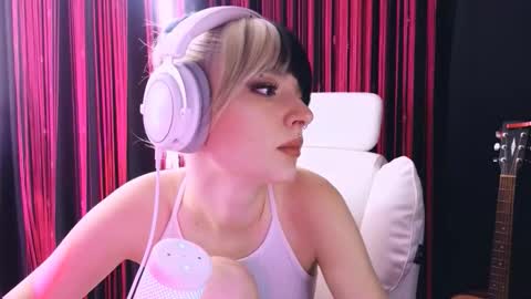 Avriel online show from February 1, 4:44 am