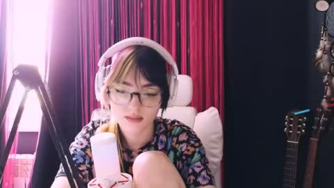 Snapshot of avi_nile chatting on May 4, 4:30 am Avriel online show from May 4, 4:30 am