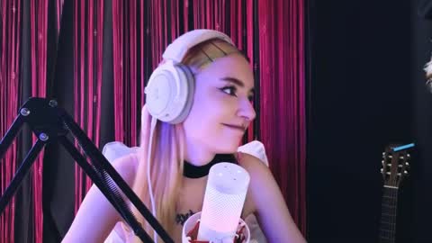 Snapshot of avi_nile chatting on May 7, 4:40 am Avriel online show from May 7, 4:40 am