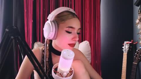 Snapshot of avi_nile chatting on May 31, 3:47 am Avriel online show from May 31, 3:47 am