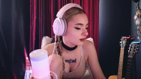 Snapshot of avi_nile chatting on June 1, 4:03 am Avriel online show from June 1, 4:03 am