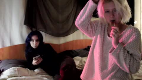 Snapshot of avny_loki chatting on October 11, 8:02 am Avny online show from October 11, 8:02 am