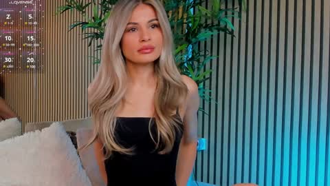 AVRILL CYRUX online show from February 4, 6:25 am