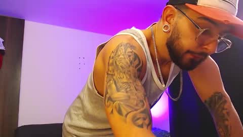 Snapshot of axel_7070 chatting on December 2, 6:47 pm Independiente Model online show from December 2, 6:47 pm