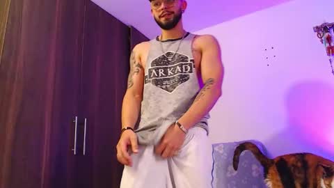 Snapshot of axel_7070 chatting on December 16, 6:35 pm Independiente Model online show from December 16, 6:35 pm