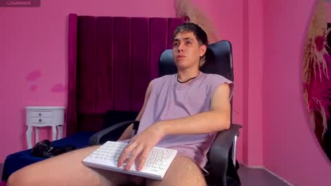 Snapshot of axel_cifer chatting on February 24, 6:36 pm Axel cifer online show from February 24, 6:36 pm