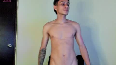 Snapshot of axel_davis_ chatting on December 18, 1:22 am axel davis online show from December 18, 1:22 am