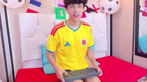 Snapshot of axel_evanss chatting on June 17, 1:12 pm Axel Evanss online show from June 17, 1:12 pm