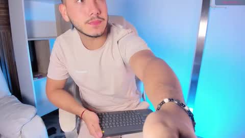 axel_grey_ online show from September 26, 12:20 pm