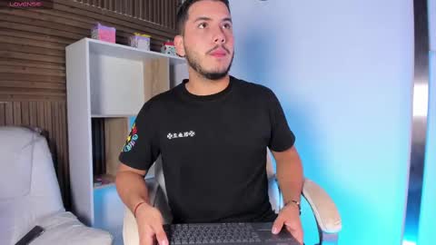 axel_grey_ online show from October 6, 12:13 pm