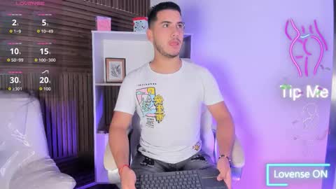 axel_grey_ online show from November 21, 12:15 pm