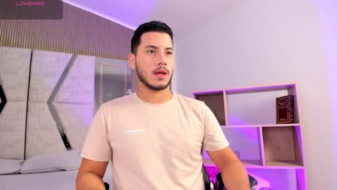 axel_grey_ online show from February 17, 12:45 pm