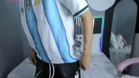 Snapshot of axel_mendoza_ chatting on July 10, 8:33 pm A X E L online show from July 10, 8:33 pm
