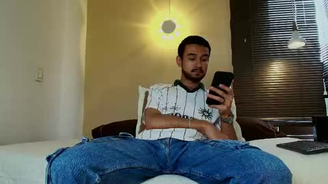 Snapshot of axelclark_s chatting on June 5, 8:03 pm Axel Clark online show from June 5, 8:03 pm