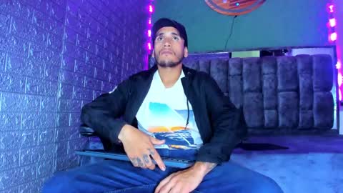 Snapshot of axell_cross2 chatting on October 17, 12:41 pm Axell Cross2 online show from October 17, 12:41 pm