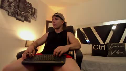 Snapshot of axelmartinezz chatting on June 18, 10:25 pm axelmartinezz online show from June 18, 10:25 pm