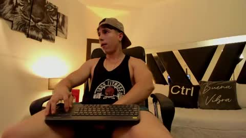 Snapshot of axelmartinezz chatting on July 26, 12:52 am axelmartinezz online show from July 26, 12:52 am