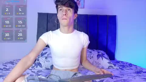 Snapshot of axxxel_twink chatting on June 15, 2:36 am Axxxel online show from June 15, 2:36 am