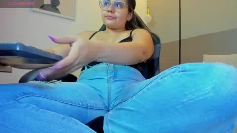 Snapshot of ayla13_ chatting on May 8, 7:19 pm Alyda Jaramillo online show from May 8, 7:19 pm