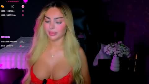 Snapshot of ayla_demir chatting on May 19, 8:04 pm Ayla Demir online show from May 19, 8:04 pm